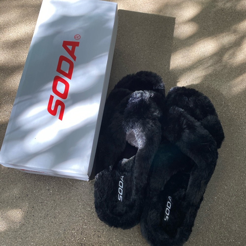 SODA Black Faux Fur Sandal Slippers sz 11 NIB